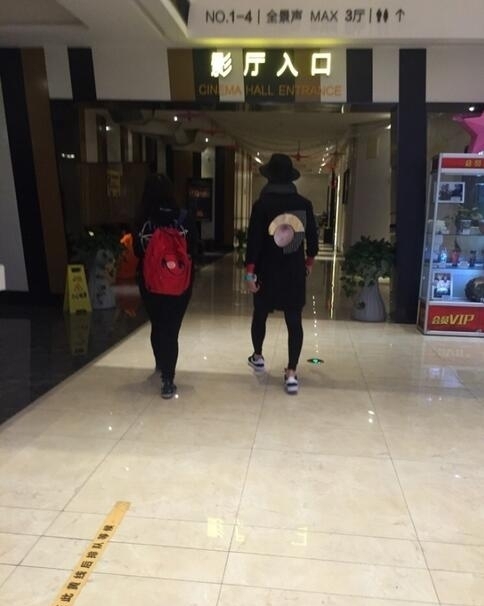 汪东城看电影被偶遇 不会用取票机模样好呆萌！