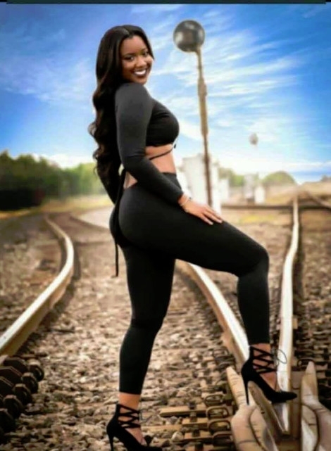 19岁少女铁道旁边拍美照 不料遭火车撞死一尸两命