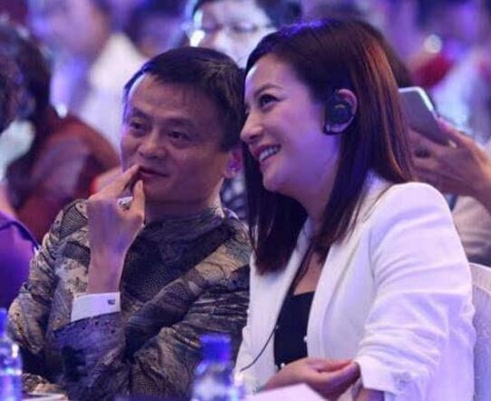 王思聪嘲讽娱乐圈众多女星唯独不敢撕赵薇 这张照暴露原因