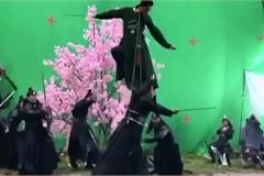 于小彤拍戏惊险一幕：遭威亚锁喉吊在半空 一旁