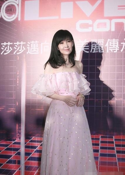 49岁周慧敏一字肩纱裙现身 美到“不食烟火”