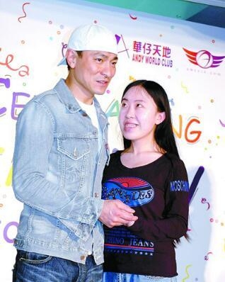 追星刘德华的40岁杨丽娟被疑患抑郁症 做导购员遭辞退