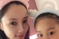 李小璐甜馨做美容 小甜馨嘟嘴卖萌大眼睛惹人爱
