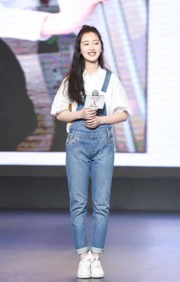 王俊凯12岁同门师妹引质疑 这长相和打扮也太老气了吧！