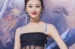 景甜镂空纱裙现身，美艳动人成为会场焦点
