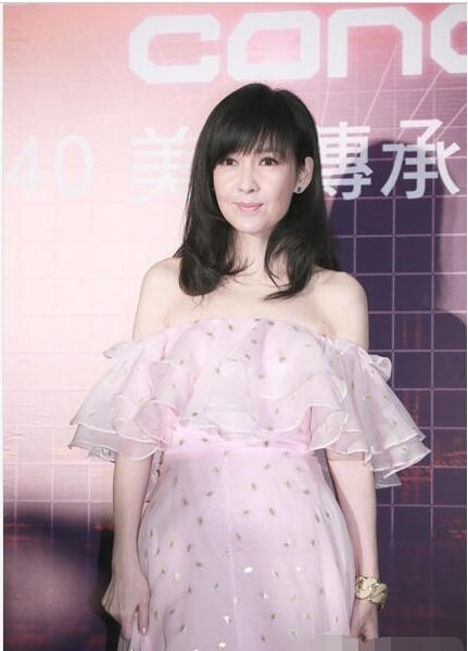 49岁周慧敏一字肩纱裙现身 美到“不食烟火”