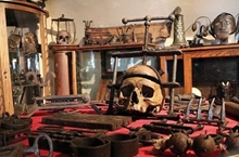 历史学家收藏200余件古刑具并亲身体验