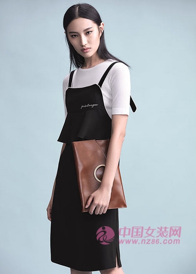 木茜格|背带裙携手黑白配 今春扬起妩媚风！(图2)
