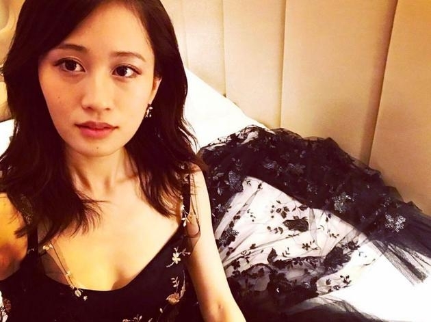 日女星前田敦子现身香港穿低胸装秀事业线