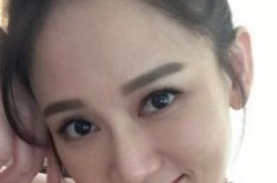 陈乔恩着镂空吊带裙秀身材 上围傲人挡不住