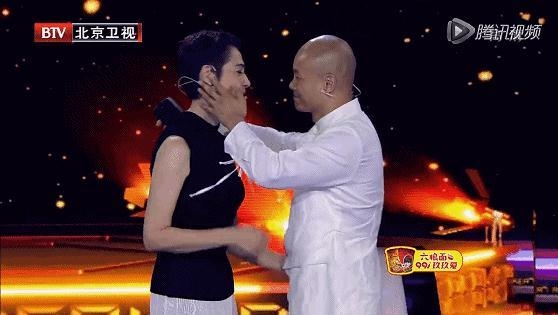 乐嘉节目欲强吻谢娜被躲闪 三番五次亲女嘉宾鲁豫都看不下去