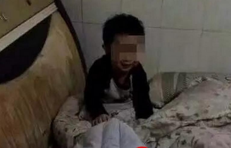 妈出走爸吸毒