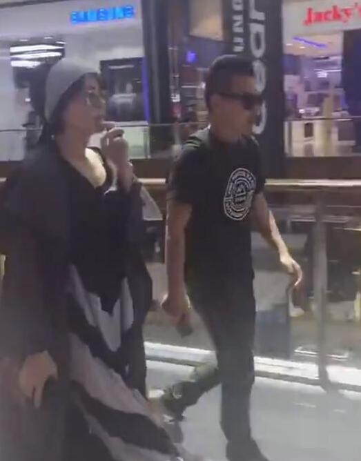李湘一家三口游迪拜 发现被偷拍后王诗龄的表情亮了