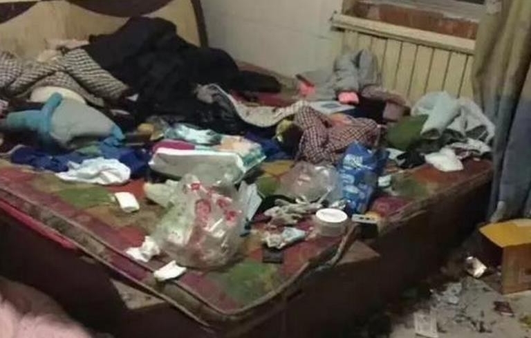 妈出走爸吸毒