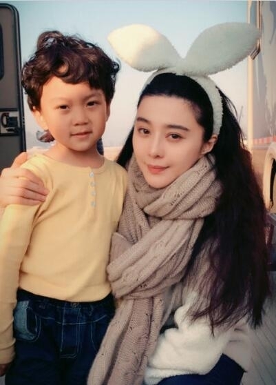范冰冰李晨搂童星合照 一家三口的即视感 