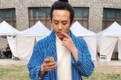 邓超恶搞杨幂美照，头顶古装包子头搭配身蓝色