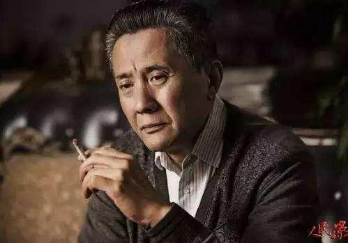 把HDboys扔到荒岛上求生 高育良最先挂孙连城超开心  《人民的名义》这部电视剧已经是彻底深入人心，用网友的话说就是，一个小小的光明区长孙连成都有粉丝，几大个性鲜明的主演就更加不用说了。看剧的观众代入感太强，替剧中的演员们组了个话题，如果把沙瑞金、李达康、高育良、祁同伟、赵东来、赵瑞龙、孙连城等HDboys扔到荒岛上求生，谁会最先挂?对此，网友分别有不同的看法。  其中得票数最高且没有分歧的答案是，最先挂的人肯定非高育良莫属。高育良虽然是这些HDboys里边最会说话还会装糊涂的人，但他输在年龄和身体上。当了多年领导的他即将到退休的年纪，在荒岛上求生的话，他绝对体力不支，不能保证自己的人身安全。  而最有可能生存下来的人反而是一向喜欢搞小团体的祁同伟。对于祁厅长这个人，网友有两种理由来支持他。一是祁同伟这个人急功近利，为了权利和官位，可以在一个自己讨厌至极却又有着深厚背景的梁璐面前下跪求婚，所以一旦被扔到荒岛上，这样一个党性不强又没什么原则的人，他为了活命肯定什么事情都能干出来!另外，祁同伟会挖地种菜，最擅长讨好别人，说不定他能在荒岛上找到金矿。  沙瑞金是汉东省的一把手，他在这个队伍里的权利也是最牛逼的，领导的架子不能少，所以他很有可能还是HDboys里的领头者，带领大家一起求生。另外，私下里的张丰毅酷爱健身，与高育良扮演者张志坚年龄差不多，但两个人的身体素质因健身而被区分开来，张丰毅的体能明显秒杀张志坚，所以就算中间有人叛变，他也能一个人生活下去。  赵东来和沙瑞金不相上下，除了官位和权利不在一条线上，在荒岛上，他应该是沙瑞金最得力的助手。看过电视剧的网友应该没有错过赵东来打拳击的那一幕吧，他身上的肌肉一看就超级结实，没有一二十年的健身经验，绝对不会有这么棒的身材。两人联手的话，不出意外是荒岛上活得最久的人。  达康书记的年龄也不占优势了，网友打趣道，把全部精力献给工作的他一到荒岛上可能会闹出笑话，首先是霸占山头，然后就是考察情况，先修路后建旅游景点，最后成为荒岛一霸。  赵瑞龙是个公子哥，基本上一辈子都没怎么做过苦力，全身上下散发着一种养尊处优的纨绔子弟气息，所以最不能适应环境的人或许就是赵瑞龙。但这个人头脑灵活点子多，和祁同伟是一路人，在荒岛上搭个伙求生存也是有可能的。  最诗意的就是孙连城了，心怀宇宙的他被扔到黄岛后或许很开心，毕竟他能在一个尚未开发过的地方遥望浩瀚无垠的宇宙了!