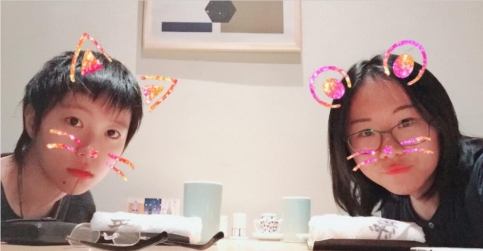 窦靖童与妹妹同框 一向帅气的她变得可爱了