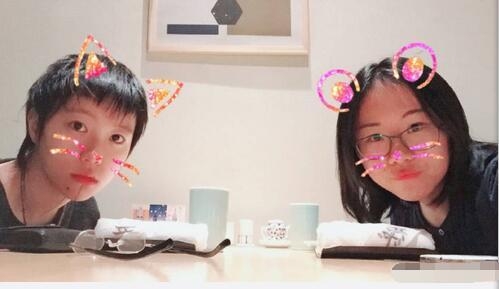 窦靖童和同父异母妹妹窦家媛外出聚会 假小子变少女还会卖萌