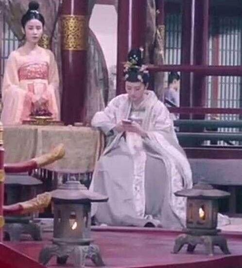 景甜竟在大唐荣耀2正片玩手机 神穿帮比唐嫣嚼口香糖还明显
