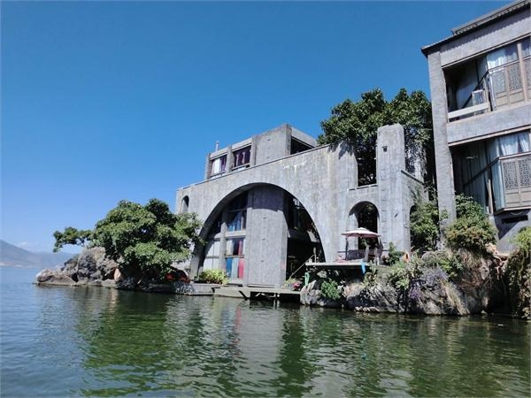 杨丽萍否认丽江边豪宅污染洱海：洱海是我家乡 岂能不保护
