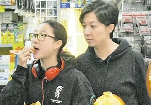 小龙女返港入院被传自杀名嘴批成龙人渣 吴绮莉闺蜜怒呛向太