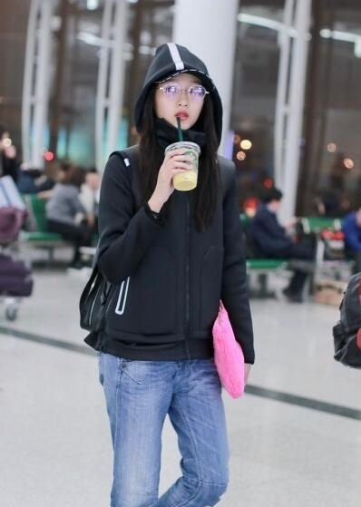 关晓彤学生装扮现身机场 边走边喝咖啡窃喜比耶