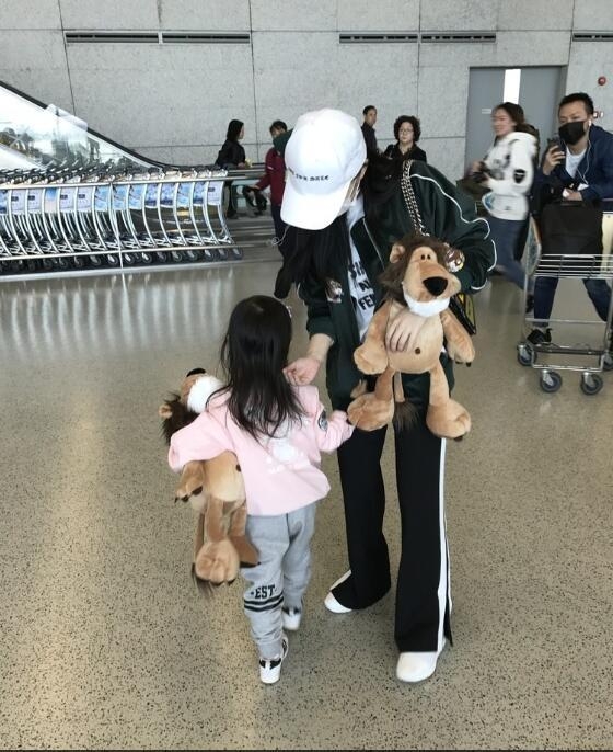 李小璐带甜馨去机场显温情 网友却因这两个细节气炸了