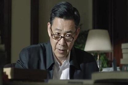 把HDboys扔到荒岛上求生 高育良最先挂孙连城超开心  《人民的名义》这部电视剧已经是彻底深入人心，用网友的话说就是，一个小小的光明区长孙连成都有粉丝，几大个性鲜明的主演就更加不用说了。看剧的观众代入感太强，替剧中的演员们组了个话题，如果把沙瑞金、李达康、高育良、祁同伟、赵东来、赵瑞龙、孙连城等HDboys扔到荒岛上求生，谁会最先挂?对此，网友分别有不同的看法。  其中得票数最高且没有分歧的答案是，最先挂的人肯定非高育良莫属。高育良虽然是这些HDboys里边最会说话还会装糊涂的人，但他输在年龄和身体上。当了多年领导的他即将到退休的年纪，在荒岛上求生的话，他绝对体力不支，不能保证自己的人身安全。  而最有可能生存下来的人反而是一向喜欢搞小团体的祁同伟。对于祁厅长这个人，网友有两种理由来支持他。一是祁同伟这个人急功近利，为了权利和官位，可以在一个自己讨厌至极却又有着深厚背景的梁璐面前下跪求婚，所以一旦被扔到荒岛上，这样一个党性不强又没什么原则的人，他为了活命肯定什么事情都能干出来!另外，祁同伟会挖地种菜，最擅长讨好别人，说不定他能在荒岛上找到金矿。  沙瑞金是汉东省的一把手，他在这个队伍里的权利也是最牛逼的，领导的架子不能少，所以他很有可能还是HDboys里的领头者，带领大家一起求生。另外，私下里的张丰毅酷爱健身，与高育良扮演者张志坚年龄差不多，但两个人的身体素质因健身而被区分开来，张丰毅的体能明显秒杀张志坚，所以就算中间有人叛变，他也能一个人生活下去。  赵东来和沙瑞金不相上下，除了官位和权利不在一条线上，在荒岛上，他应该是沙瑞金最得力的助手。看过电视剧的网友应该没有错过赵东来打拳击的那一幕吧，他身上的肌肉一看就超级结实，没有一二十年的健身经验，绝对不会有这么棒的身材。两人联手的话，不出意外是荒岛上活得最久的人。  达康书记的年龄也不占优势了，网友打趣道，把全部精力献给工作的他一到荒岛上可能会闹出笑话，首先是霸占山头，然后就是考察情况，先修路后建旅游景点，最后成为荒岛一霸。  赵瑞龙是个公子哥，基本上一辈子都没怎么做过苦力，全身上下散发着一种养尊处优的纨绔子弟气息，所以最不能适应环境的人或许就是赵瑞龙。但这个人头脑灵活点子多，和祁同伟是一路人，在荒岛上搭个伙求生存也是有可能的。  最诗意的就是孙连城了，心怀宇宙的他被扔到黄岛后或许很开心，毕竟他能在一个尚未开发过的地方遥望浩瀚无垠的宇宙了!