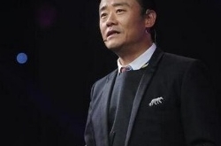 周立波案延时至国内半夜审讯 与妻现身前往法院