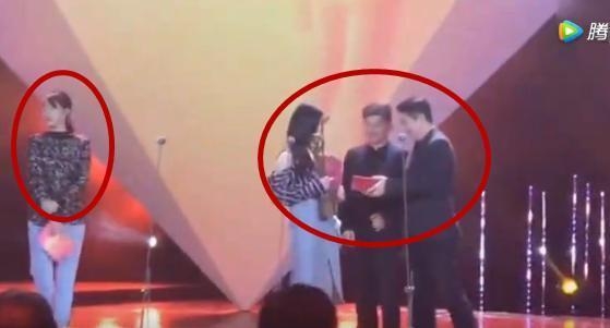 白百何给范冰冰颁奖遭无视一点不尴尬 台下与金巧巧老公热聊