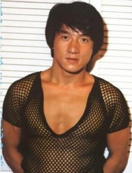 成龙年轻时旧照曝光 服装搭配又潮又性感