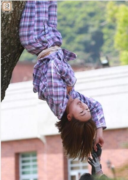 女星高海宁拍戏被倒吊在树上 衣服滑落竟露出这个