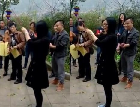 李湘回乡祭祖不满被乡亲围观全程黑脸 仪式没完就掉头离开