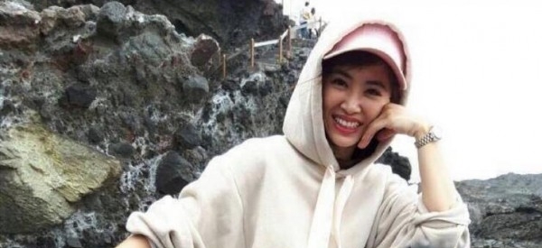 蔡依林海边度假化身渔家姑娘，粉色网纱棒球帽超可爱！