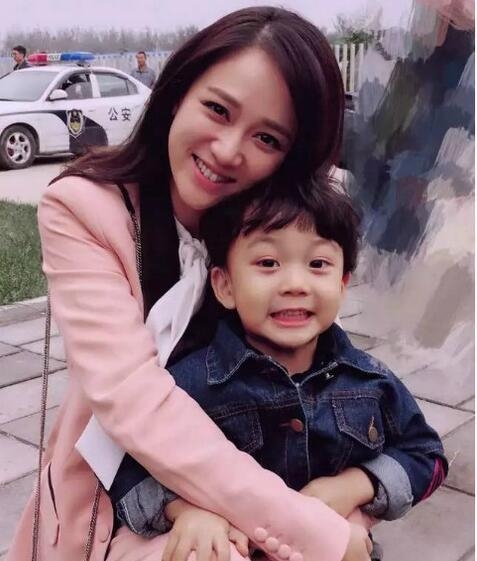被范冰冰李晨抱着的那个萌娃是何方神圣？半个娱乐圈都被他收割