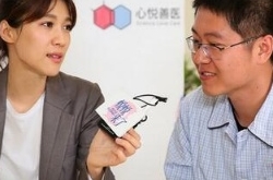 主持人悦悦呼吁关注胃部健康 亲身示范检查过程