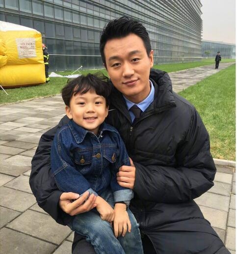 被范冰冰李晨抱着的那个萌娃是何方神圣？半个娱乐圈都被他收割