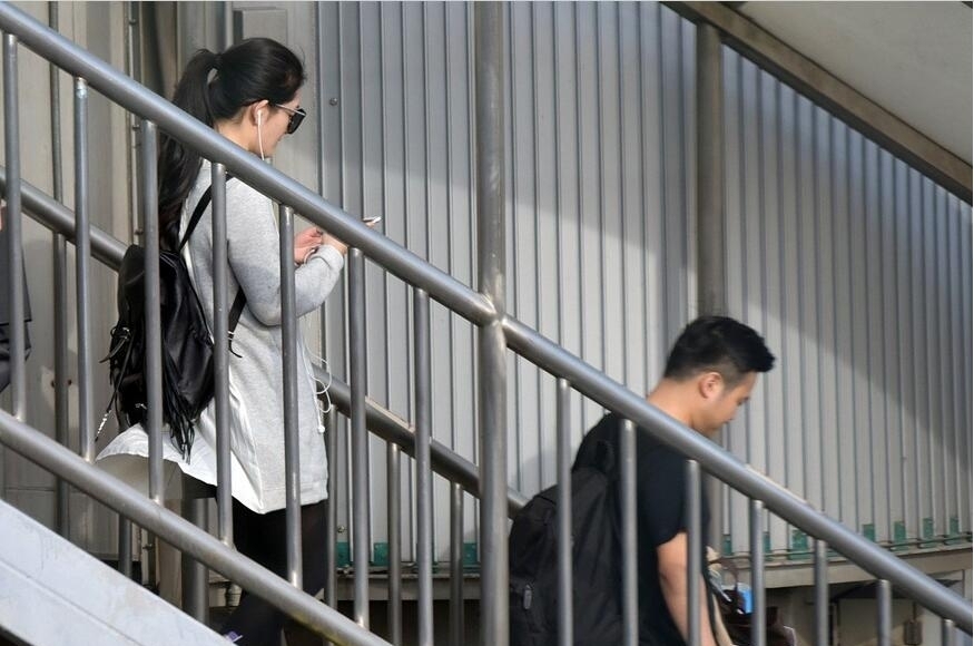 谢娜删博风波后首露面 一路听歌心情不错