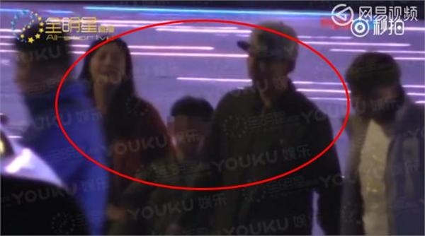 白百何一指禅后当街遭张爱朋揉臀 陈羽凡带子夜会美女