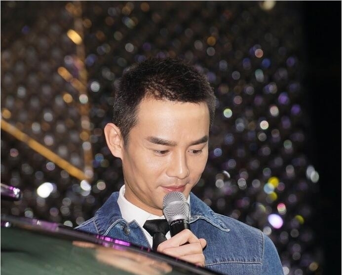 王凯换新发型 平头现身显男子气概