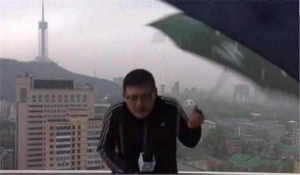 气象主播现场连线遭雷劈全程被直播 摄像手上冒出黄色火花