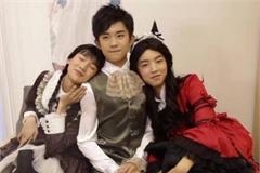 TFBOYS扮女装易烊千玺左拥右抱 王俊凯豪放坐姿辣