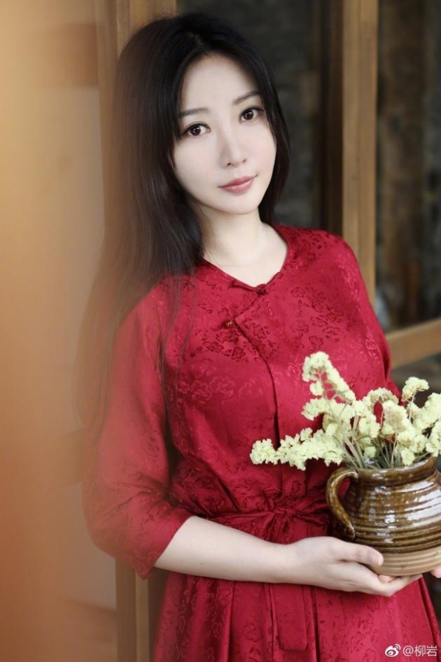 柳岩一袭红衣美爆！知性优雅乌黑长发楚楚动人