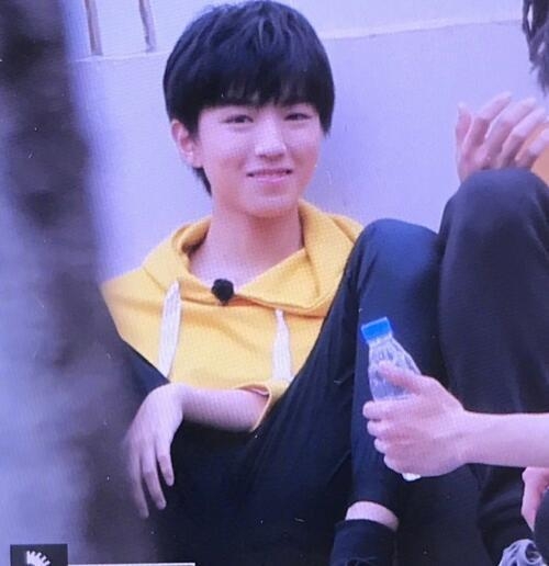 TFBOYS王俊凯录节目身体不适累吐了 强颜欢笑看了让人心疼