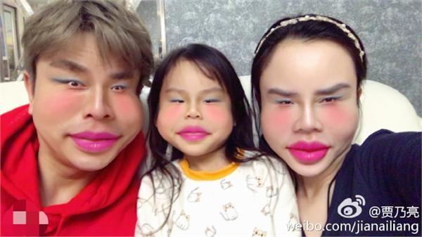 李小璐甜馨穿亲子装梳同款发型合影 却被贾乃亮用爱搞成这样