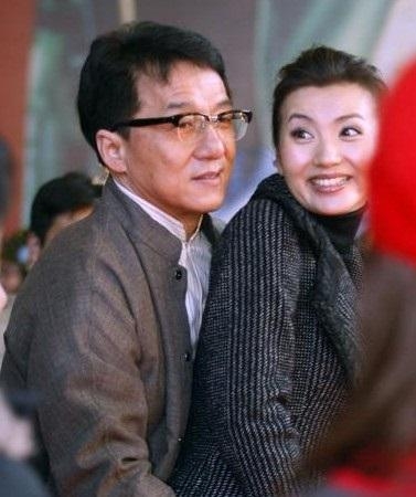 拿终身成就奖做走在时尚最前端的男人 成龙就是这么自信
