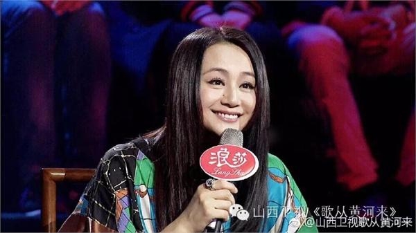 曹颖高速公路开车突发心悸险撞车 6岁儿子一路流泪贴心照顾