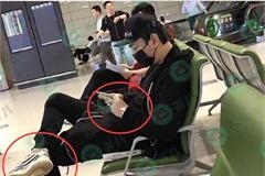 王思聪骨骼清奇竟用中指拿手机 脚上穿的这双鞋