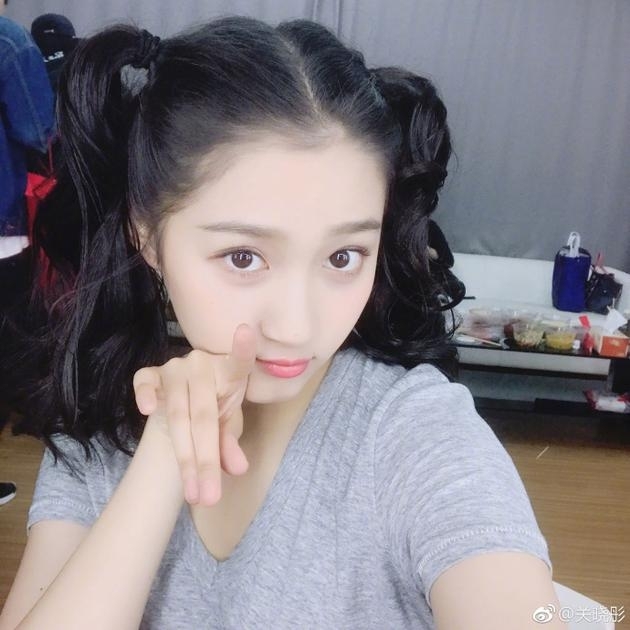 青春有活力!关晓彤双马尾蝴蝶结又美出新高度